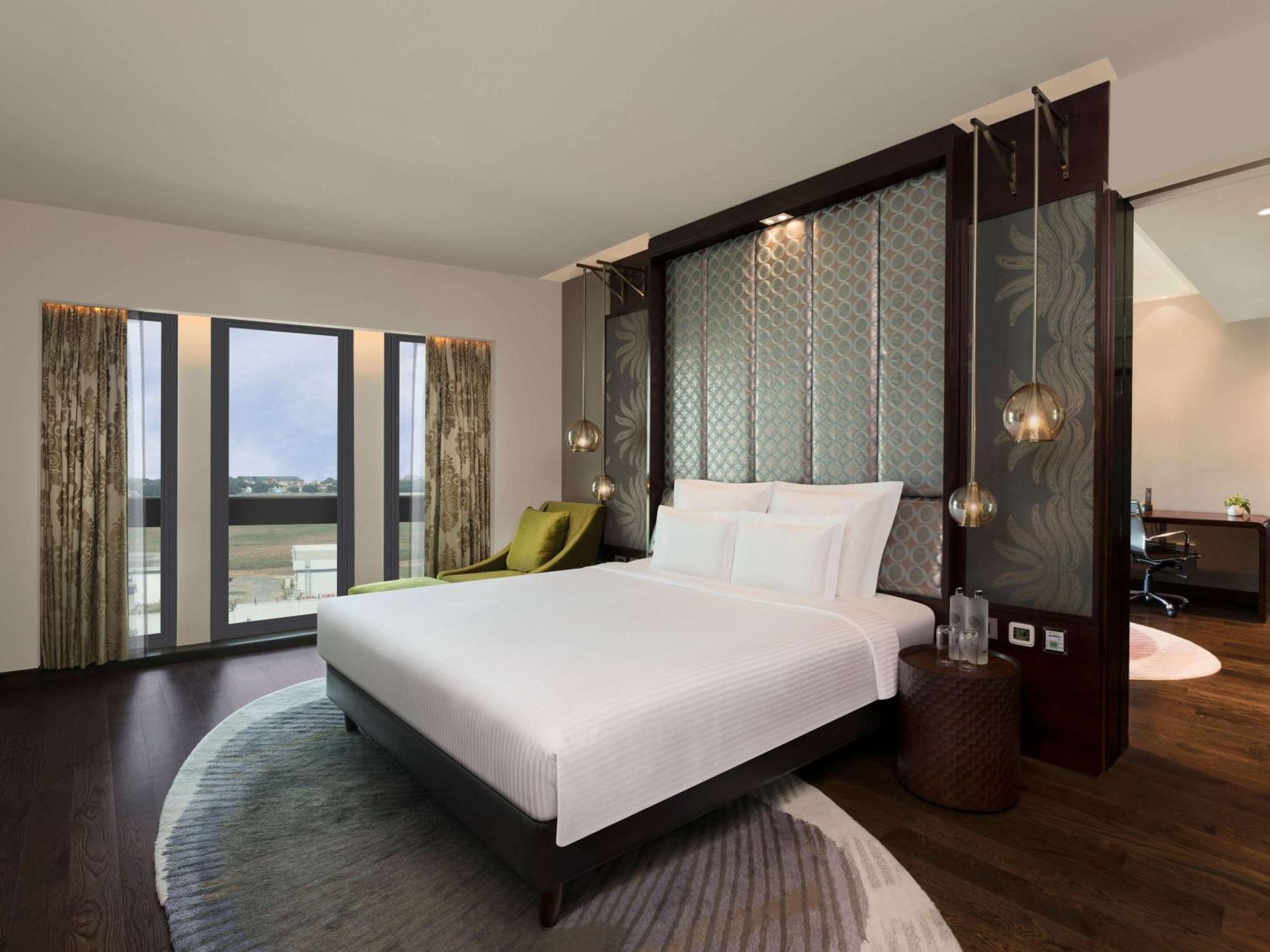 พูลแมน นิวเดลี อินเตอร์เนชั่นแนลแอร์พอร์ต - แอน แอคคอร์ลักชัวรีแบรนด์ Hotel ภายนอก รูปภาพ A bedroom at the hotel