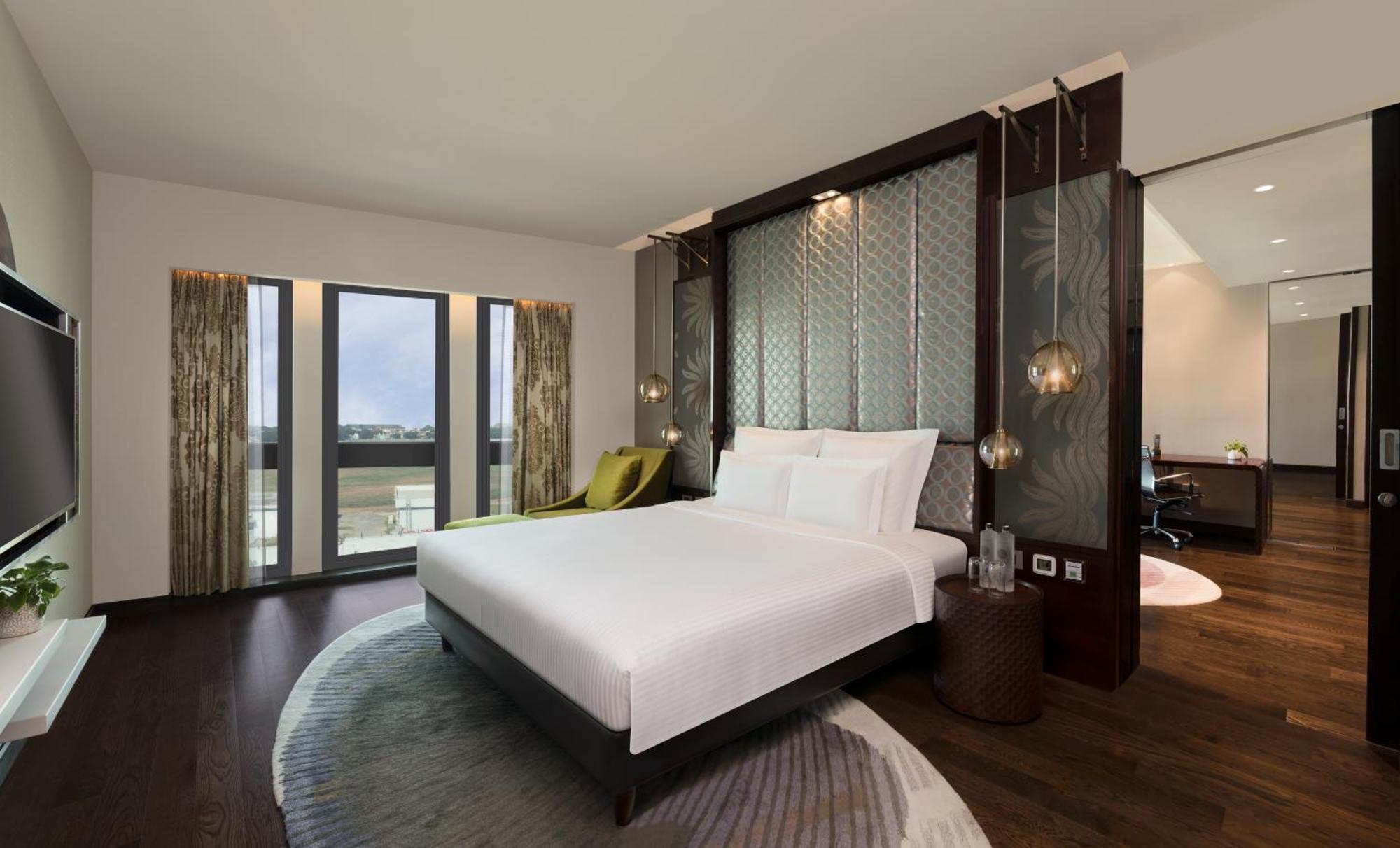 พูลแมน นิวเดลี อินเตอร์เนชั่นแนลแอร์พอร์ต - แอน แอคคอร์ลักชัวรีแบรนด์ Hotel ภายนอก รูปภาพ A bedroom at the hotel