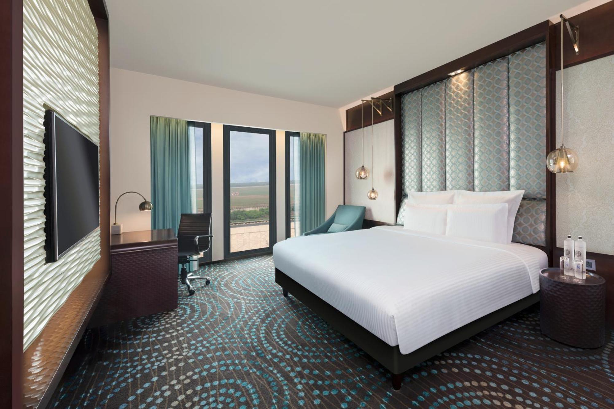 พูลแมน นิวเดลี อินเตอร์เนชั่นแนลแอร์พอร์ต - แอน แอคคอร์ลักชัวรีแบรนด์ Hotel ภายนอก รูปภาพ A guest room at the hotel